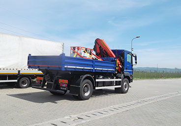 Autosasiu cu macara bena basculabila si nacela achizitionate cu fonduri europene prin SAB Consulting